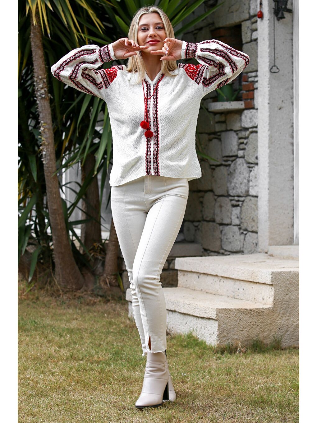 Bej Boyundan Bağlamalı Balon Kol Ponponlu Triko Casual Bluz-4