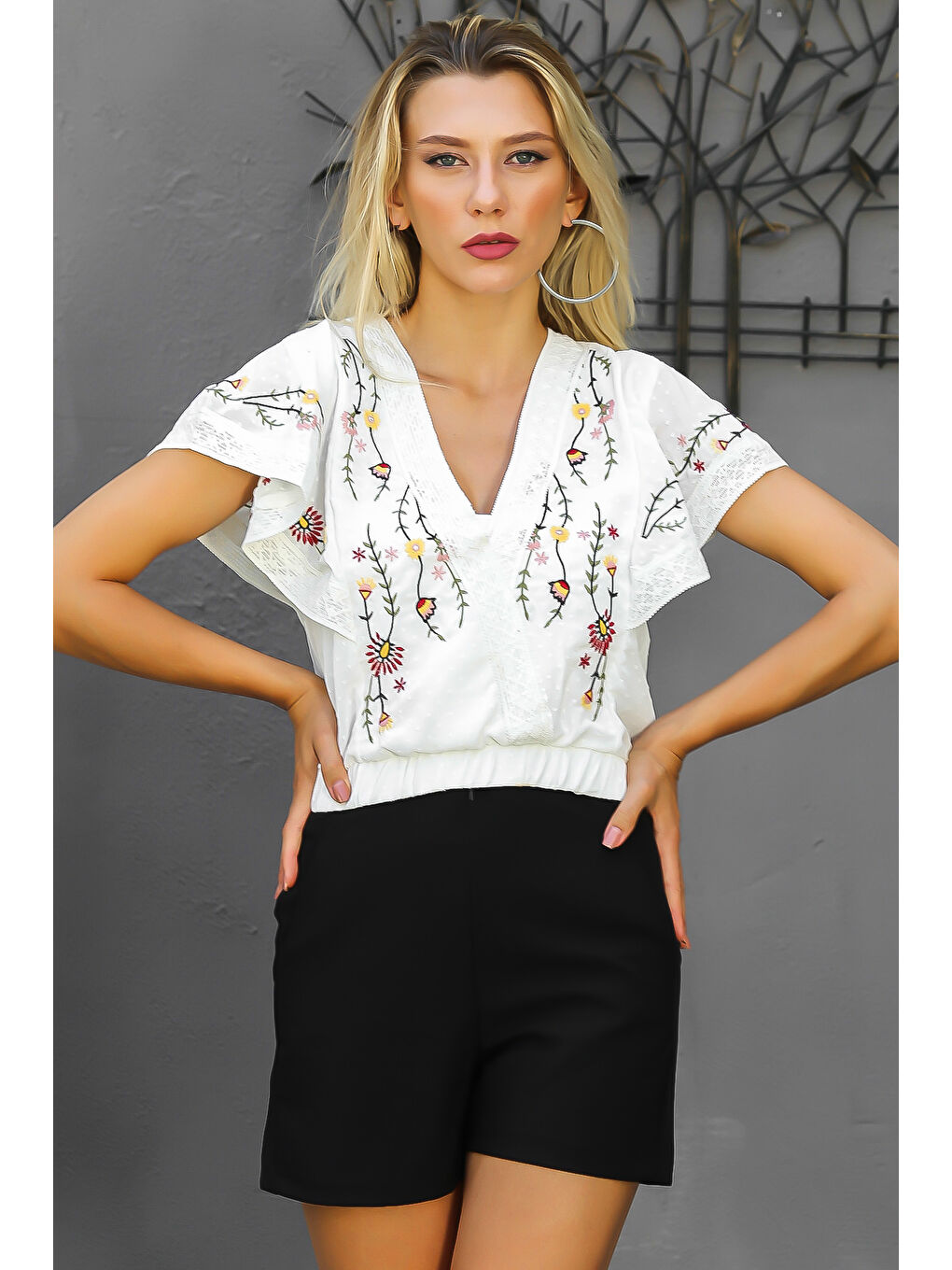 Beyaz V Yaka Volanlı Kol Nakışlı Dokuma Bluz-2