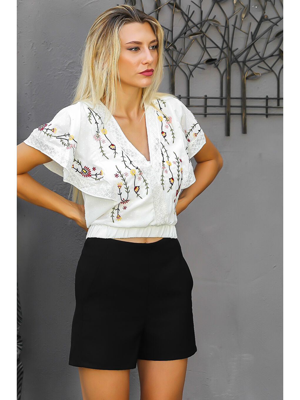 Beyaz V Yaka Volanlı Kol Nakışlı Dokuma Bluz-4