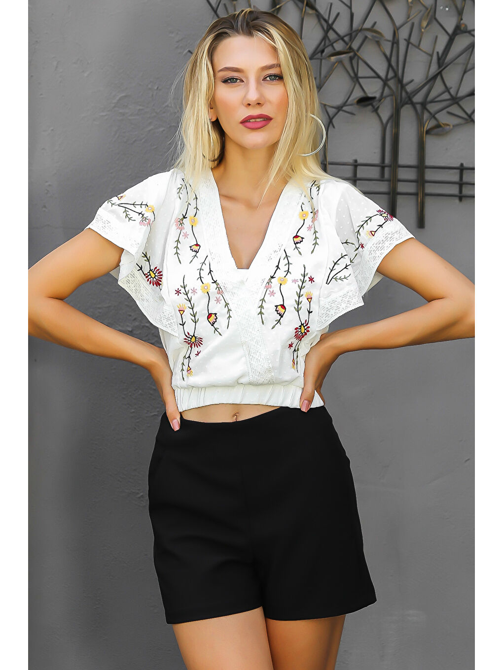Beyaz V Yaka Volanlı Kol Nakışlı Dokuma Bluz-5