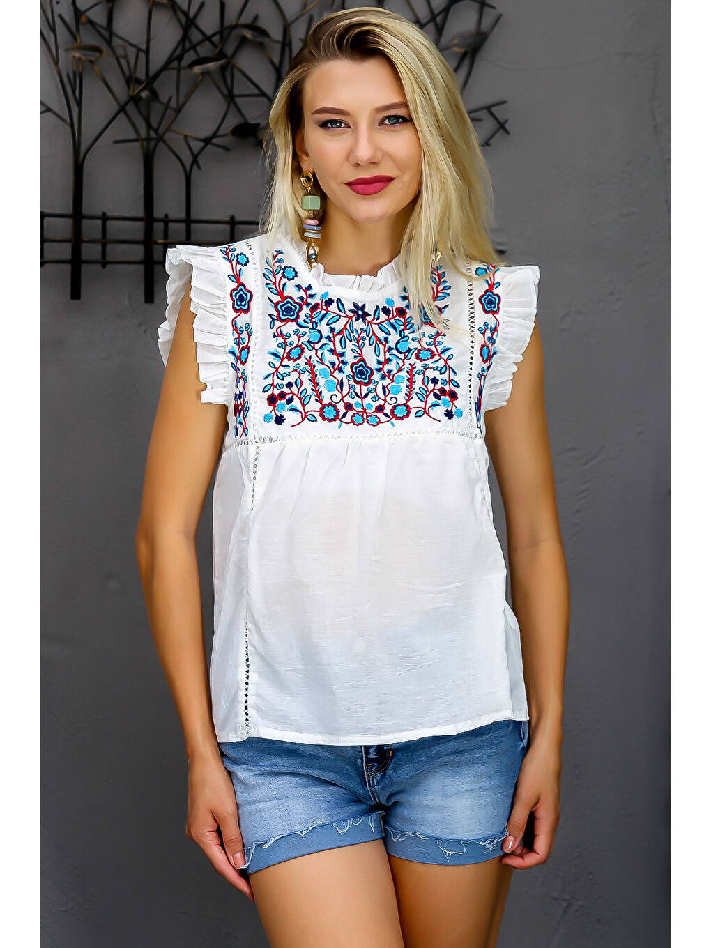 Chiccy Beyaz Fırfırlı Yaka Kolsuz Nakışlı Dokuma Bluz - 3