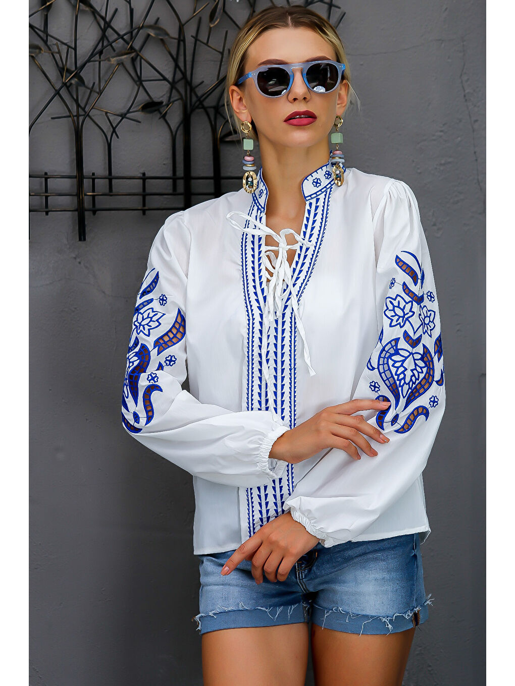 Beyaz-Mavi Hakim Yaka Balon Kol Bağlamalı Nakışlı Dokuma Bluz-2