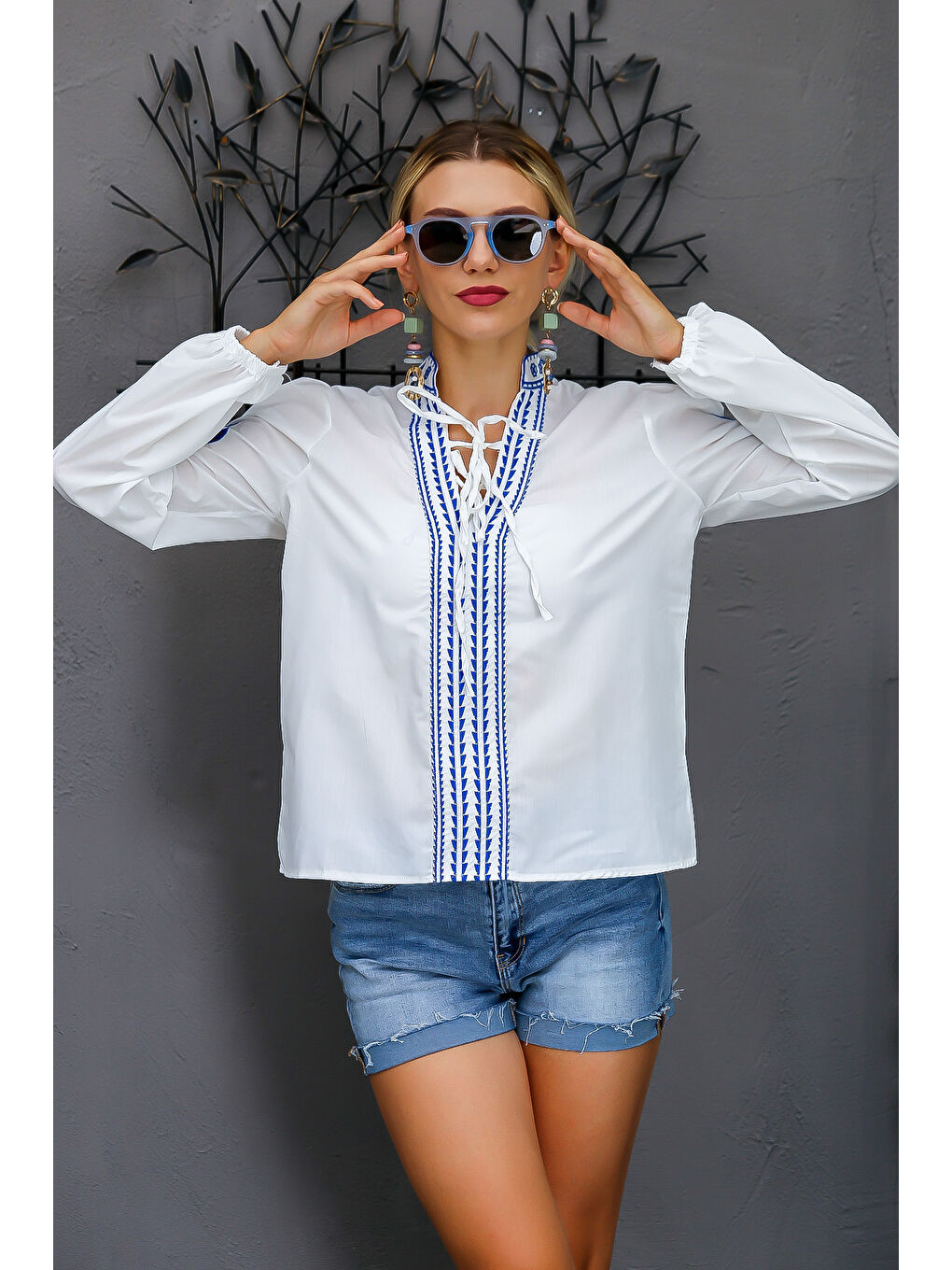 Beyaz-Mavi Hakim Yaka Balon Kol Bağlamalı Nakışlı Dokuma Bluz-3