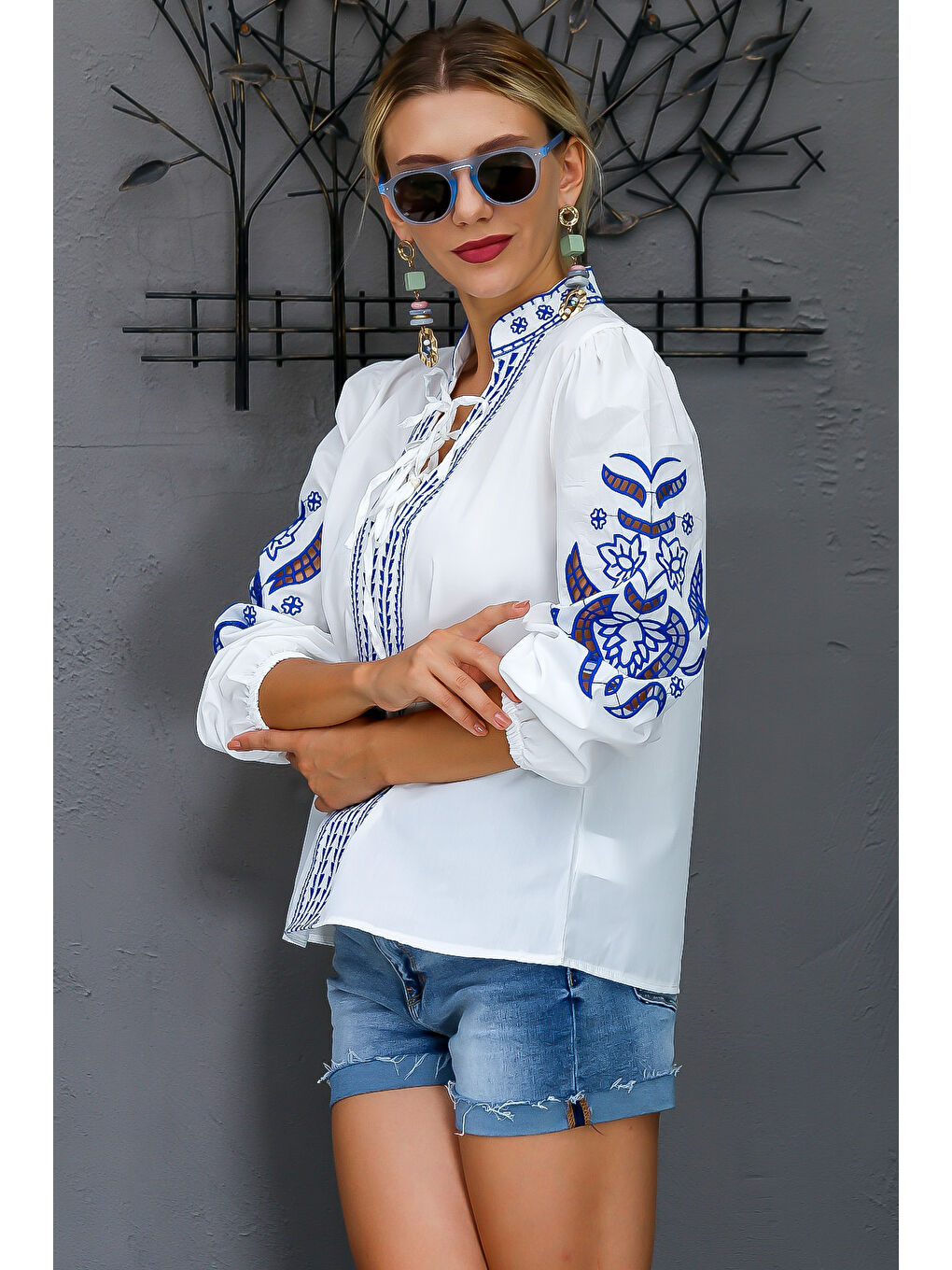 Beyaz-Mavi Hakim Yaka Balon Kol Bağlamalı Nakışlı Dokuma Bluz-4