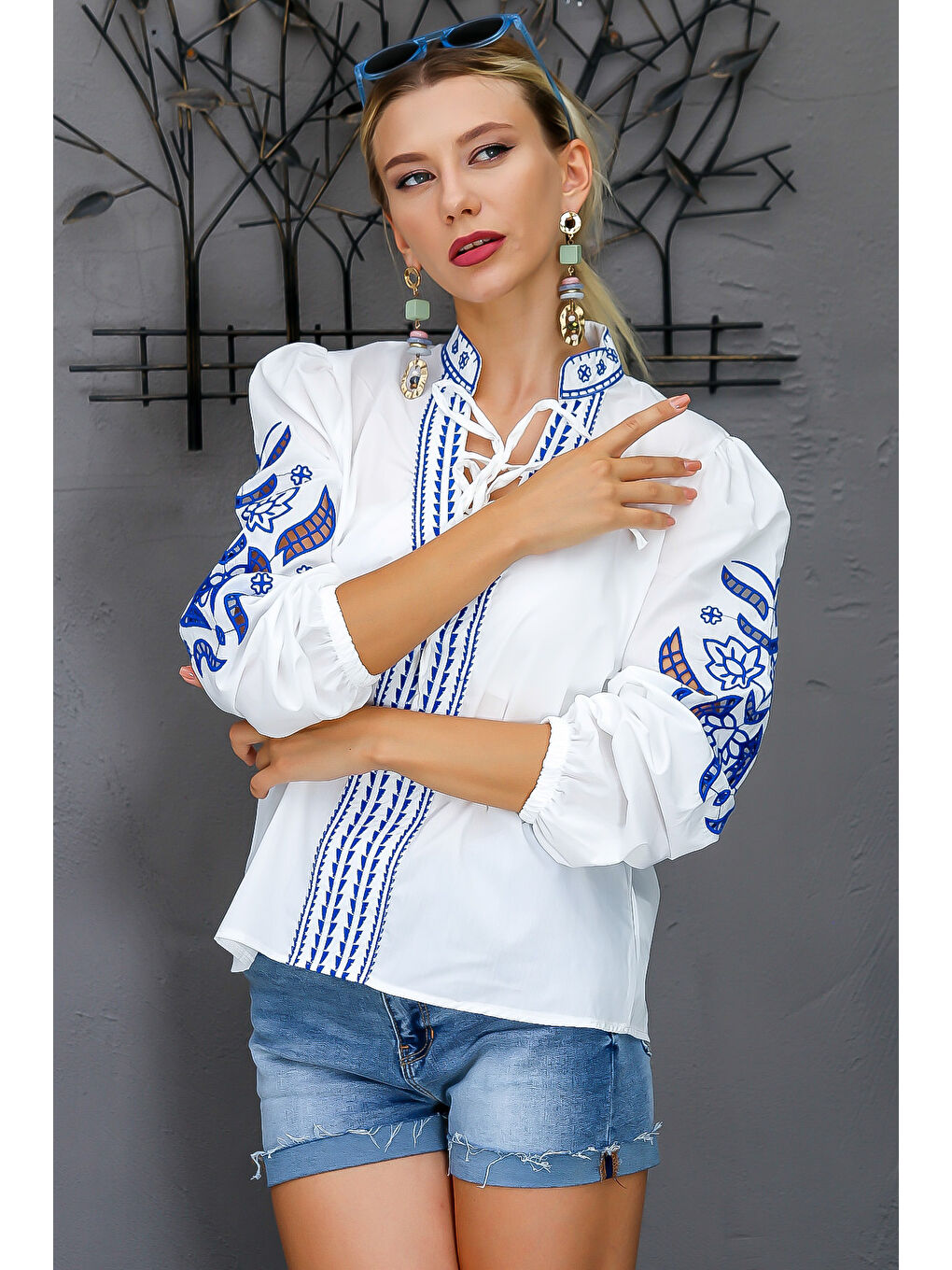 Beyaz-Mavi Hakim Yaka Balon Kol Bağlamalı Nakışlı Dokuma Bluz-5