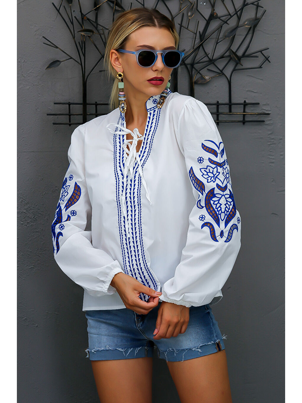 Beyaz-Mavi Hakim Yaka Balon Kol Bağlamalı Nakışlı Dokuma Bluz-6