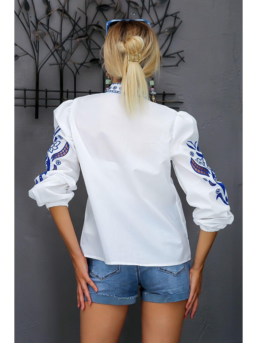 Beyaz-Mavi Hakim Yaka Balon Kol Bağlamalı Nakışlı Dokuma Bluz-7