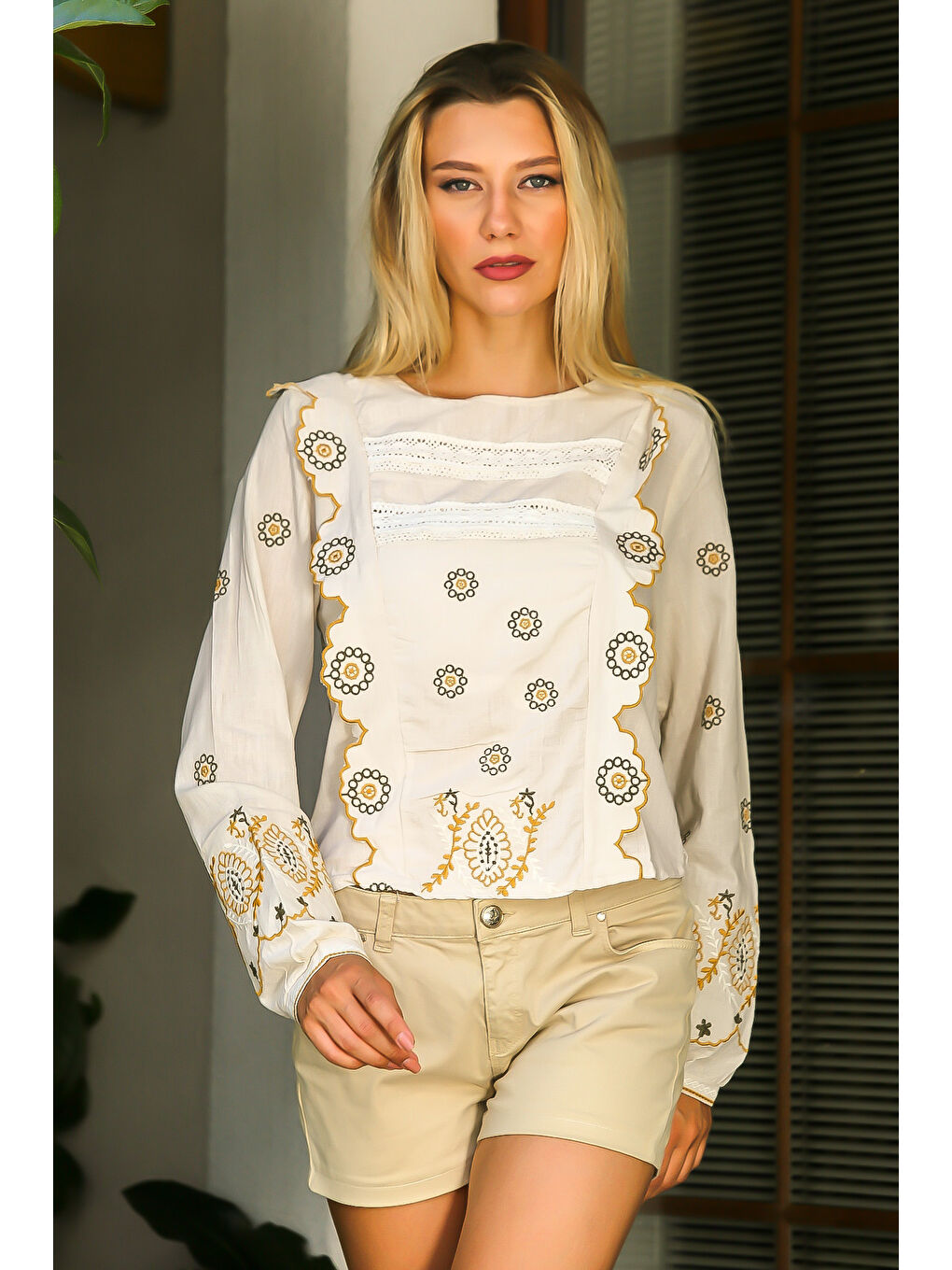 Ekru Krem Rengi Kayık Yaka Balon Kol Nakışlı Dokuma Bluz-4