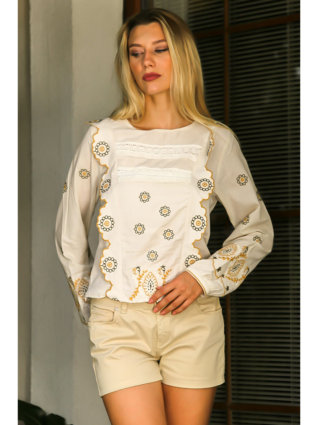 Ekru Krem Rengi Kayık Yaka Balon Kol Nakışlı Dokuma Bluz-5