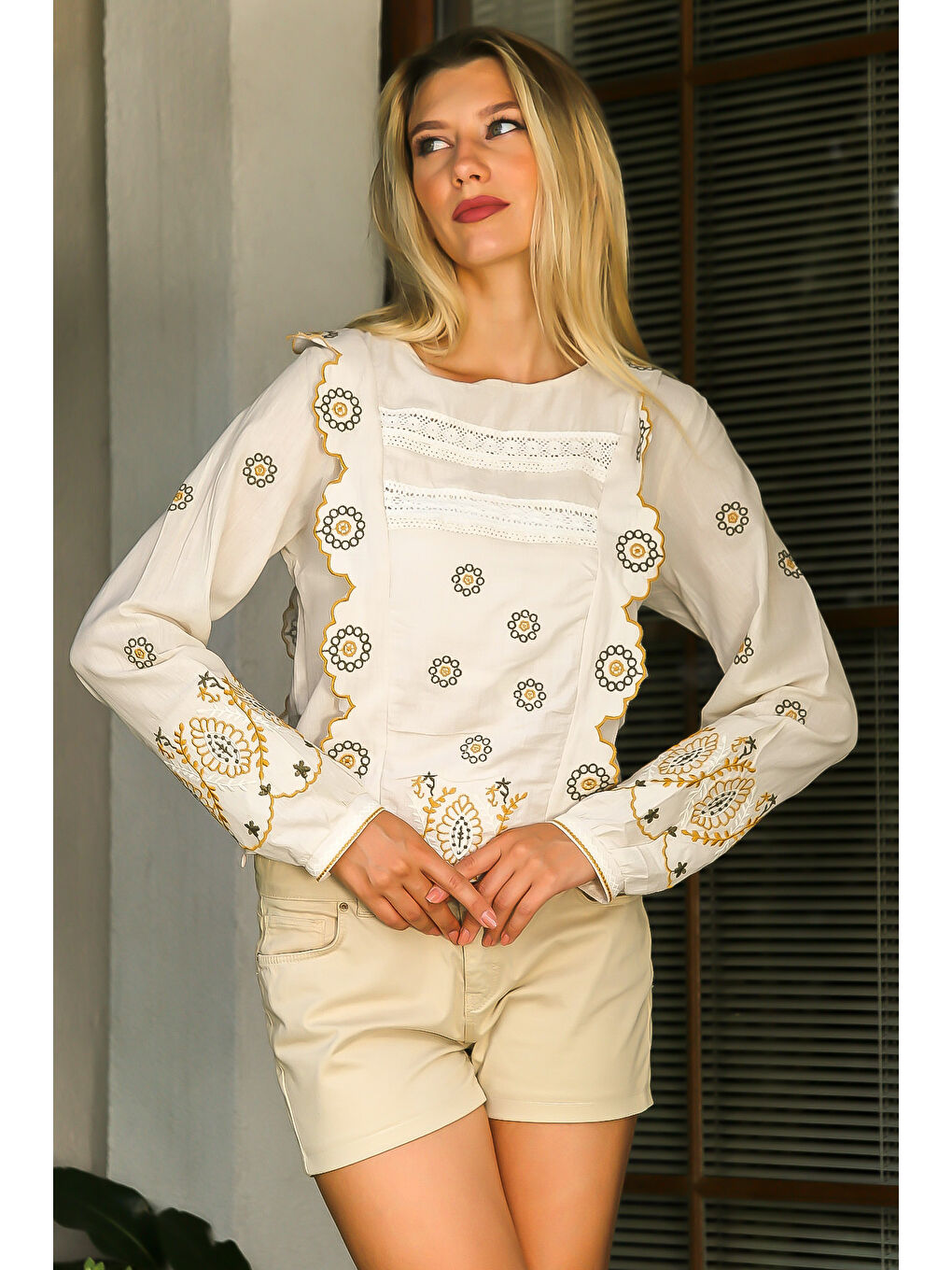 Ekru Krem Rengi Kayık Yaka Balon Kol Nakışlı Dokuma Bluz-6