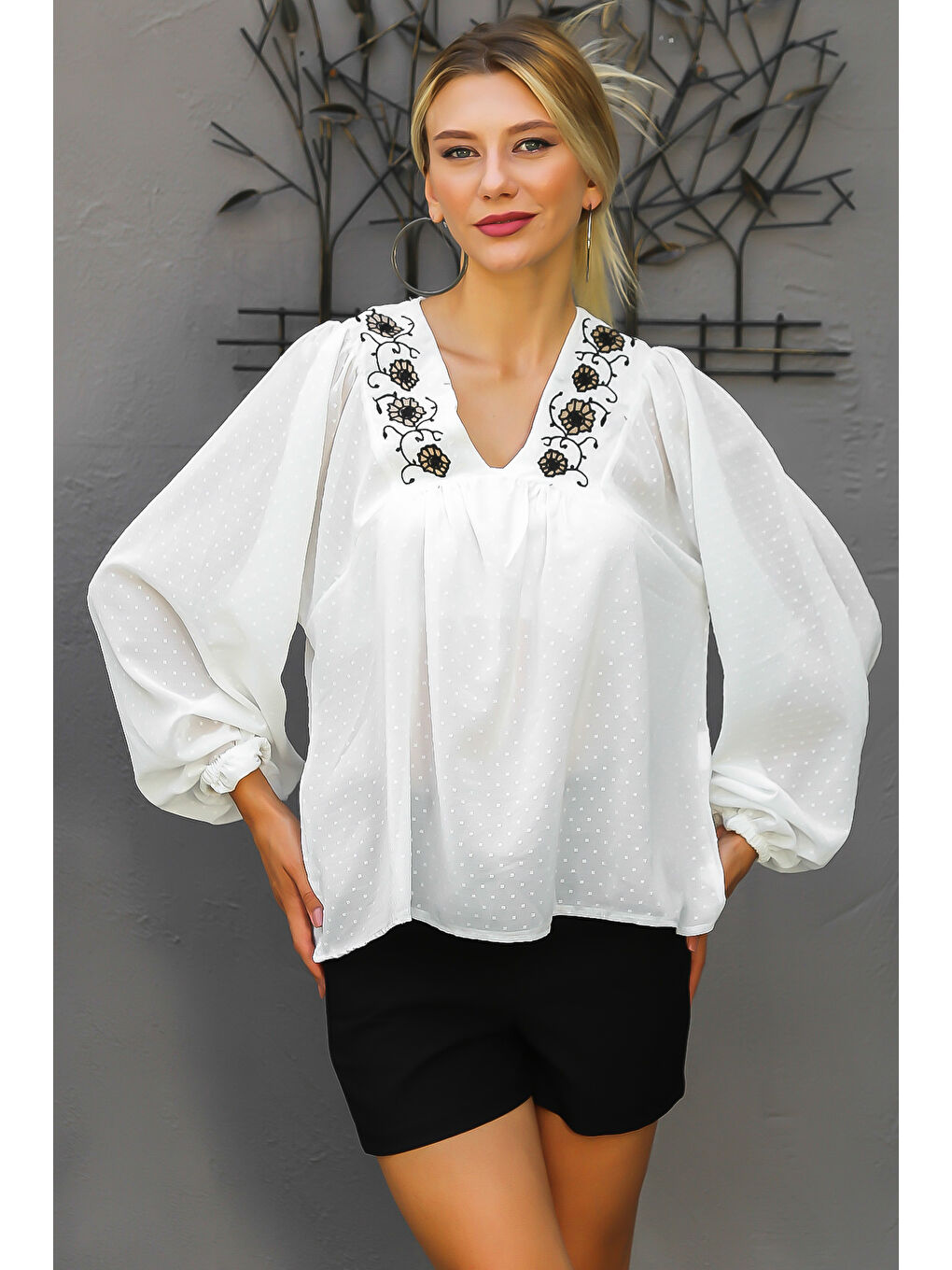 Ekru Nakışlı Yaka Balon Kol Nakışlı Dokuma Bluz