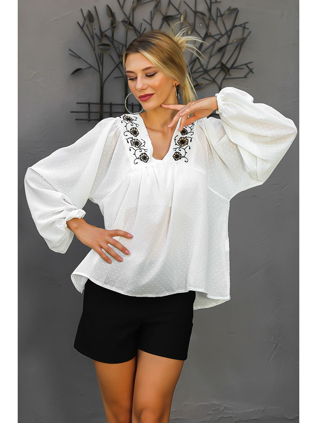 Ekru Nakışlı Yaka Balon Kol Nakışlı Dokuma Bluz-4