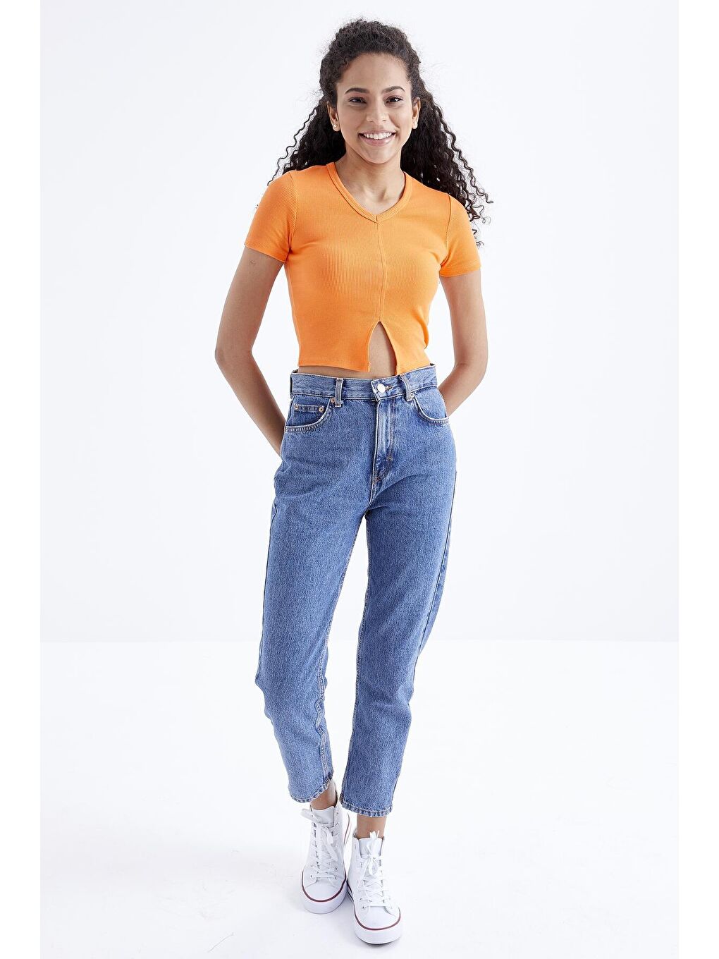 TOMMYLIFE Turuncu Oranj Basic Önü Yırtmaçlı V Yaka Kadın Crop Top T-Shirt - 97206 - 1