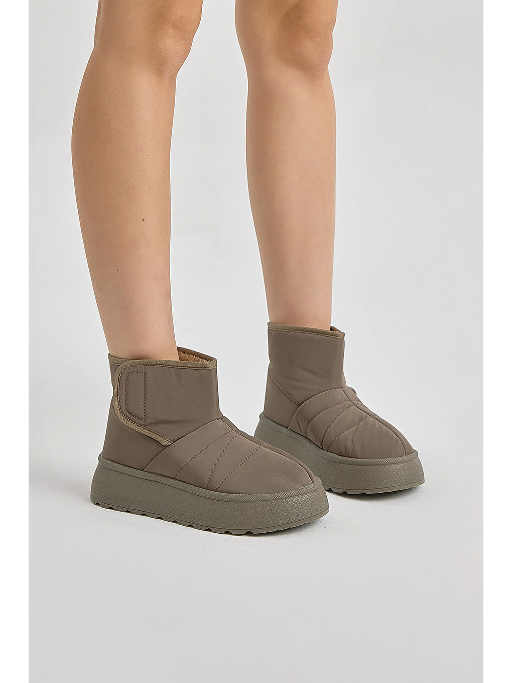 Bej Kadın Vizon Kalın Poli Taban İçi Kürklü Cırtlı Bot