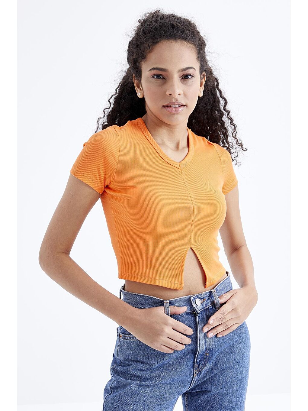 TOMMYLIFE Turuncu Oranj Basic Önü Yırtmaçlı V Yaka Kadın Crop Top T-Shirt - 97206 - 2