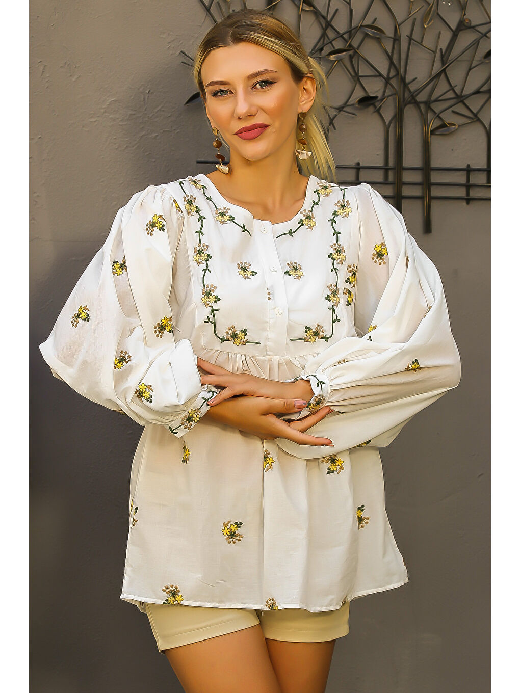 Bej Patlı Yaka Balon Kol Düğmeli Nakışlı Dokuma Bluz