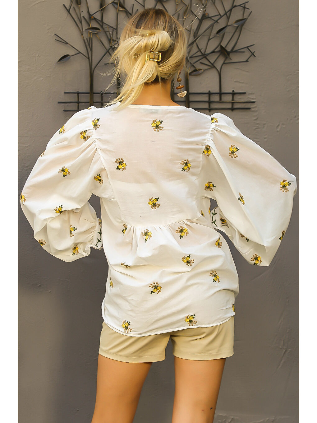 Bej Patlı Yaka Balon Kol Düğmeli Nakışlı Dokuma Bluz-1