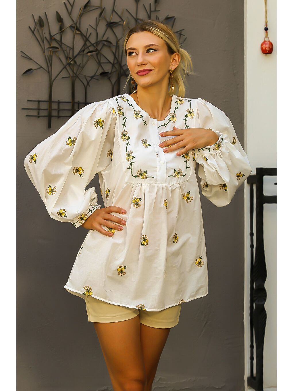 Bej Patlı Yaka Balon Kol Düğmeli Nakışlı Dokuma Bluz-2