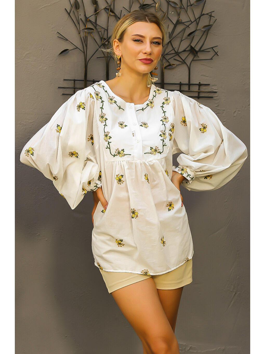 Bej Patlı Yaka Balon Kol Düğmeli Nakışlı Dokuma Bluz-3