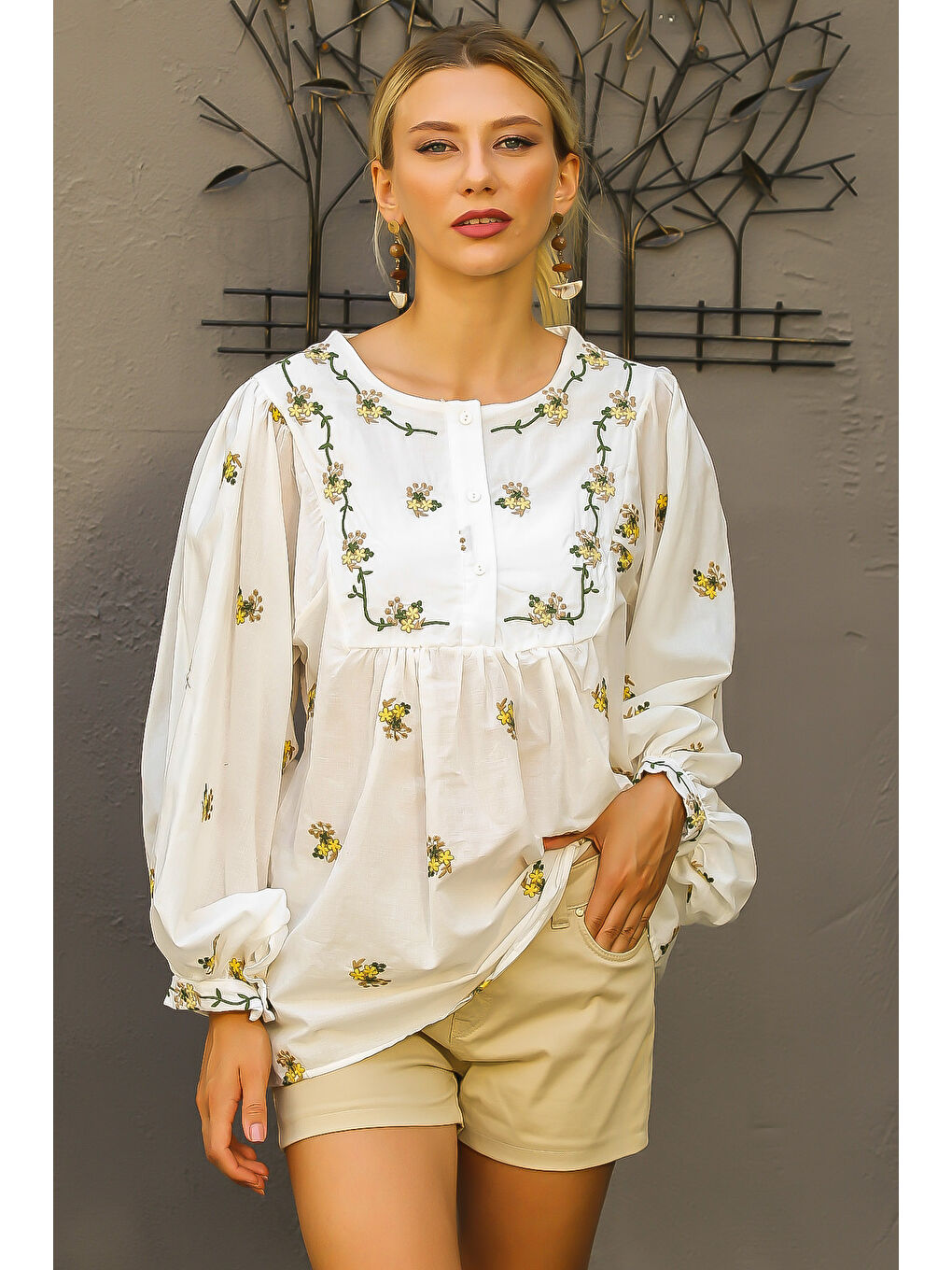 Bej Patlı Yaka Balon Kol Düğmeli Nakışlı Dokuma Bluz-5