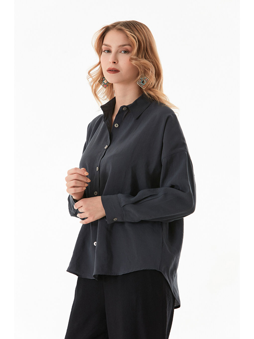 Gri Basic Oversize Arkası Uzun Düğmeli Gömlek