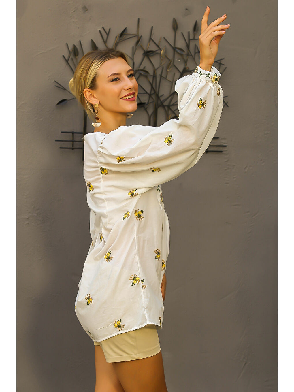 Bej Patlı Yaka Balon Kol Düğmeli Nakışlı Dokuma Bluz-7