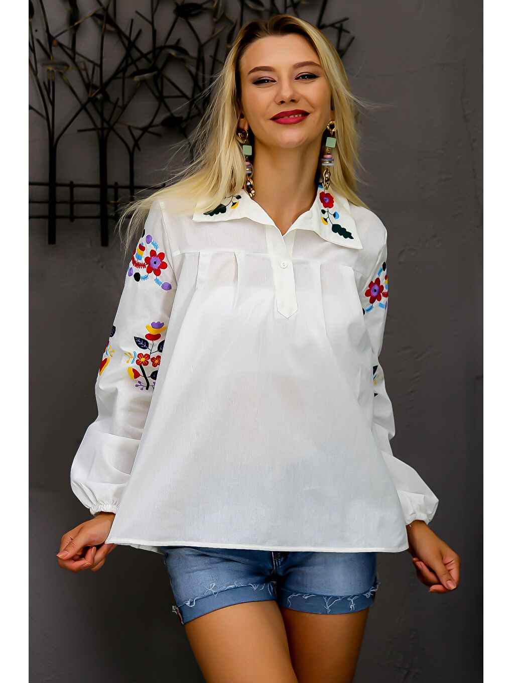 Beyaz Gömlek Yaka Balon Kol Düğmeli Nakışlı Dokuma Bluz
