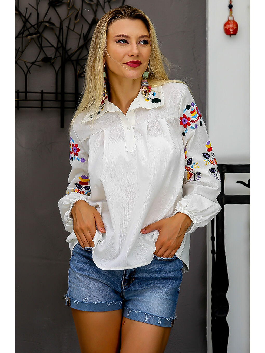 Beyaz Gömlek Yaka Balon Kol Düğmeli Nakışlı Dokuma Bluz-2