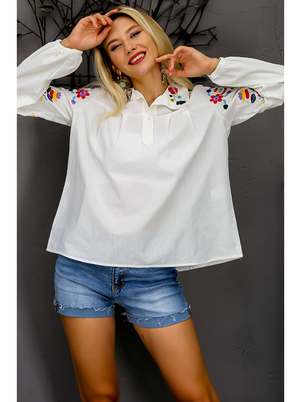 Beyaz Gömlek Yaka Balon Kol Düğmeli Nakışlı Dokuma Bluz-4