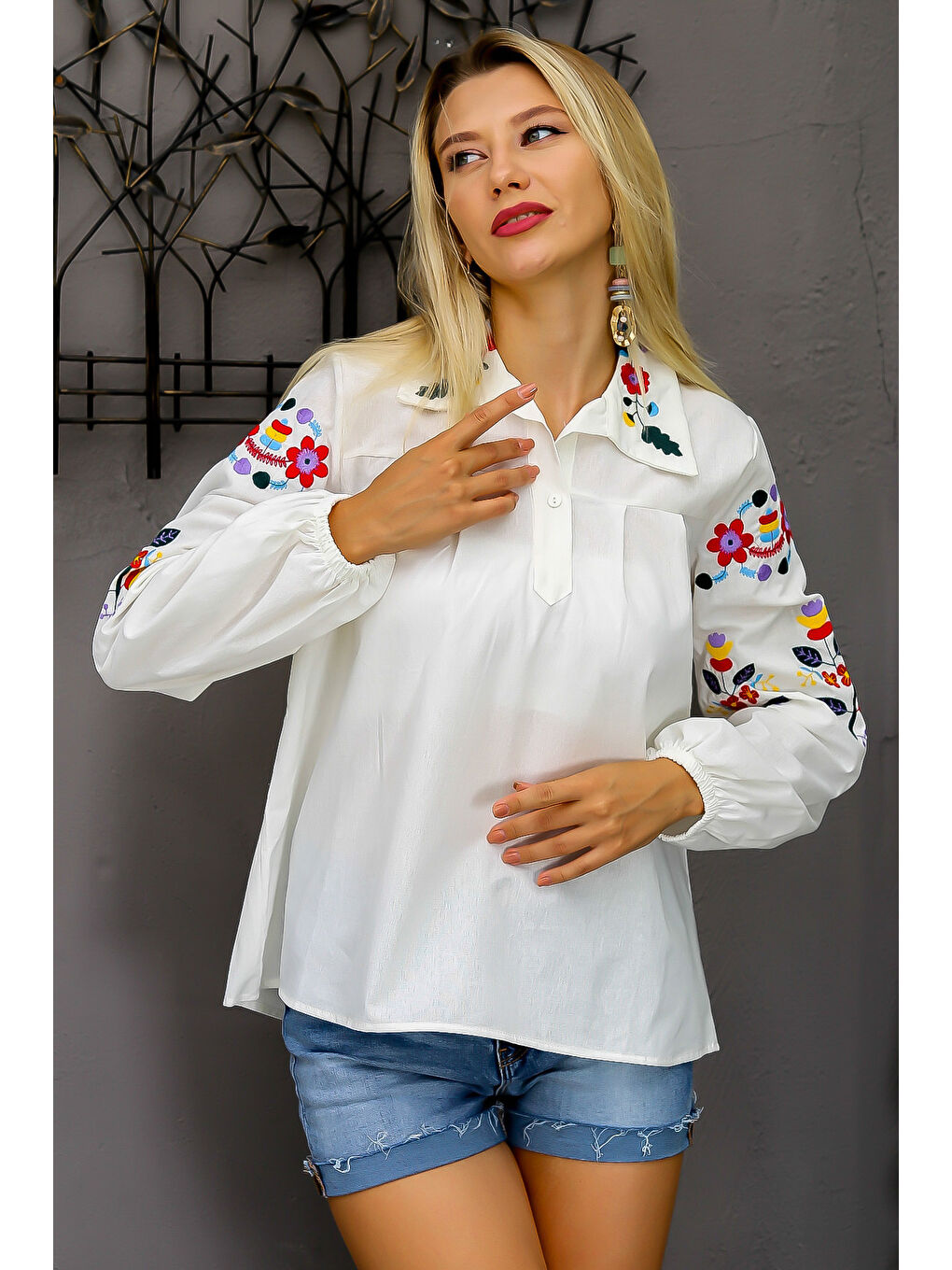 Beyaz Gömlek Yaka Balon Kol Düğmeli Nakışlı Dokuma Bluz-5