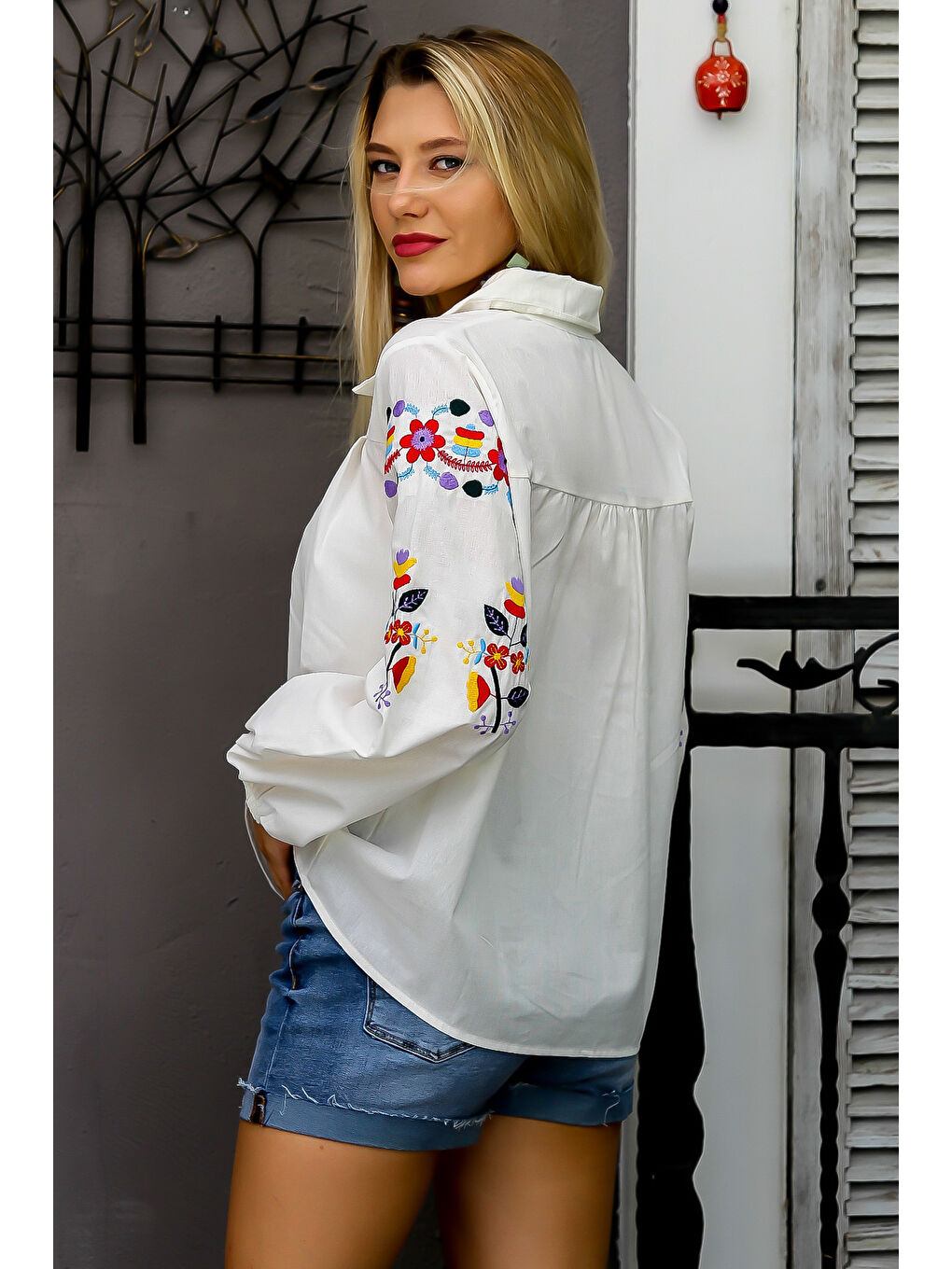 Beyaz Gömlek Yaka Balon Kol Düğmeli Nakışlı Dokuma Bluz-6