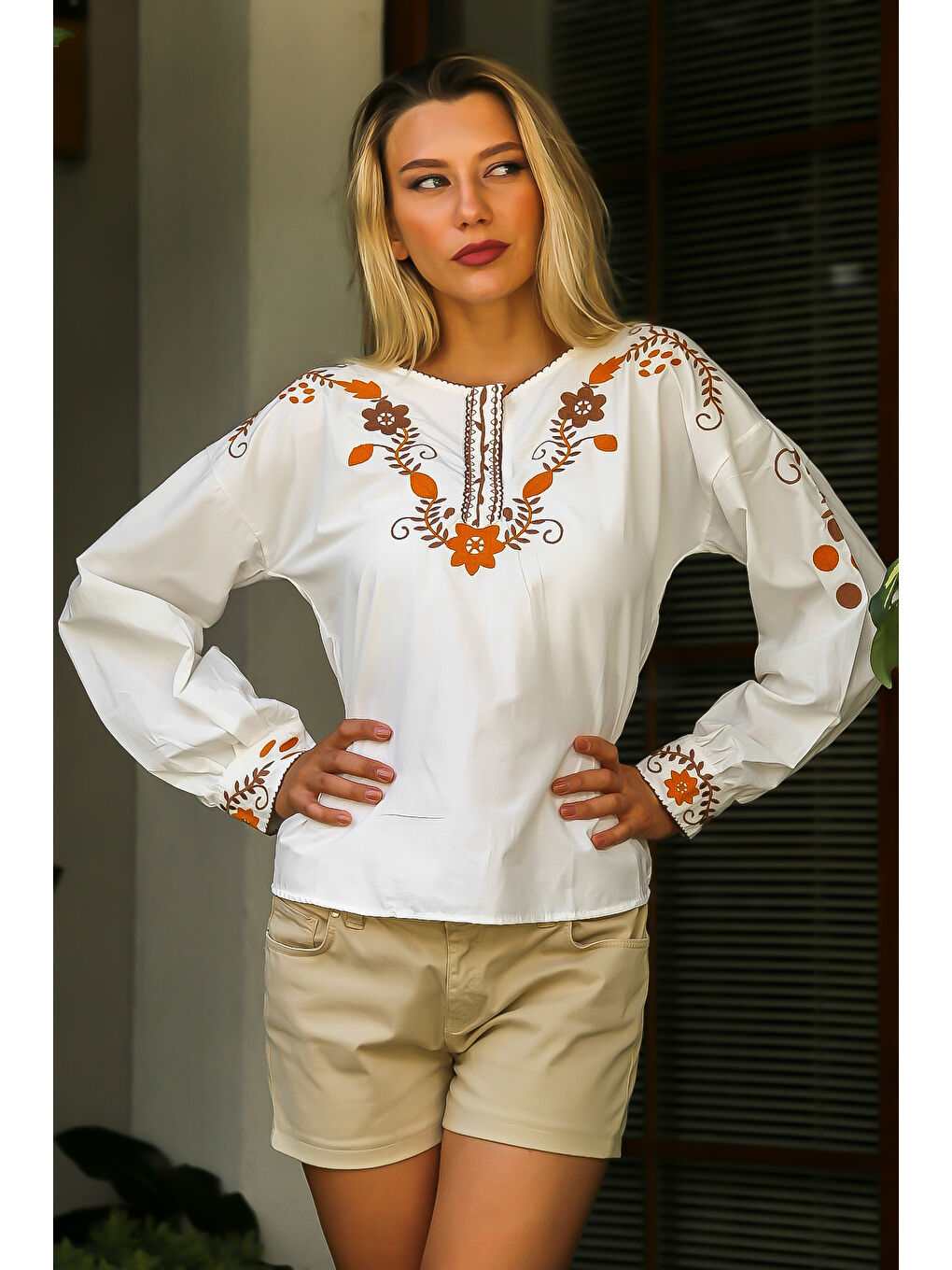 Ekru Patlı Yaka Balon Kol Düğmeli Nakışlı Dokuma Bluz