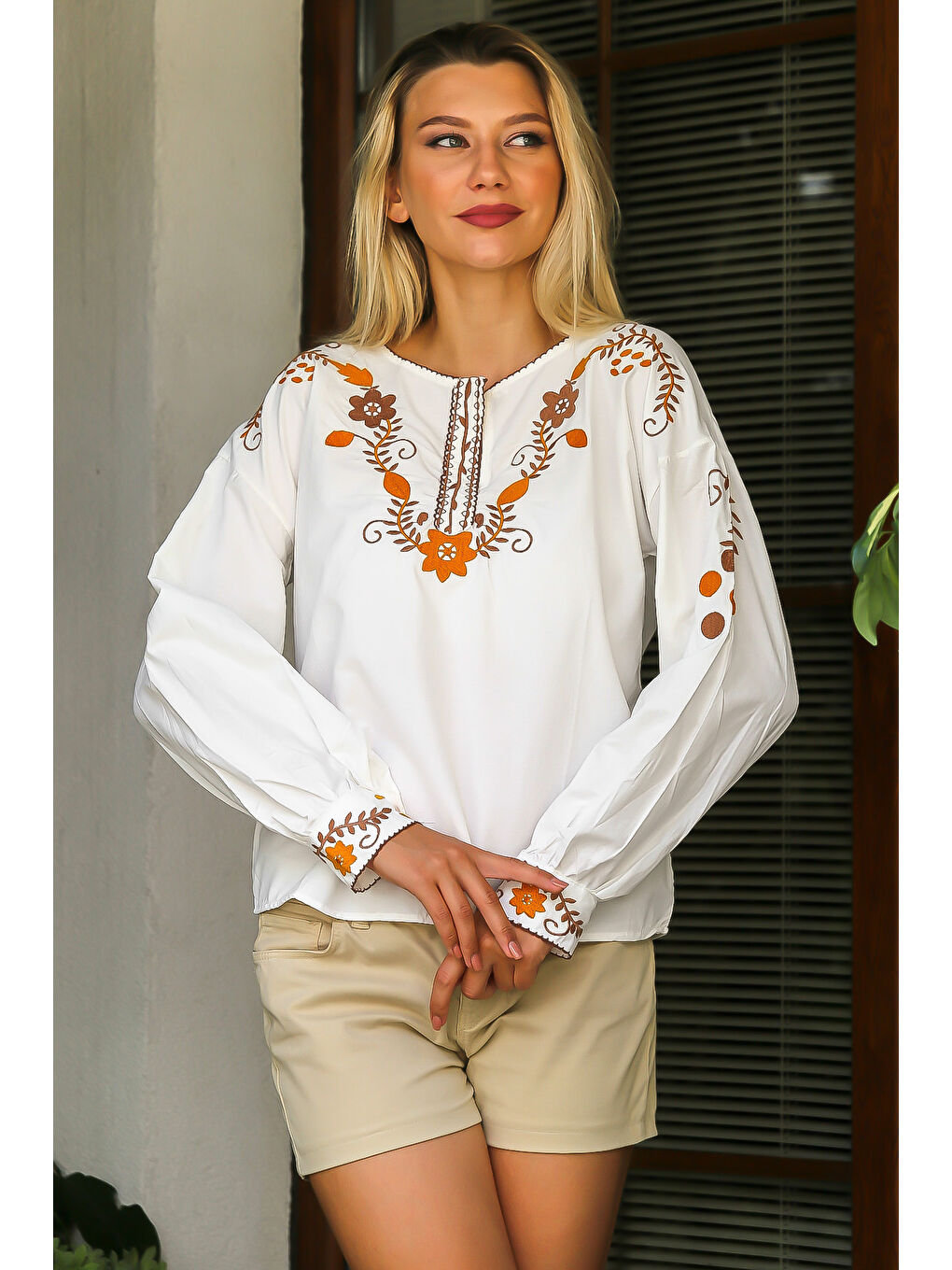 Ekru Patlı Yaka Balon Kol Düğmeli Nakışlı Dokuma Bluz-2