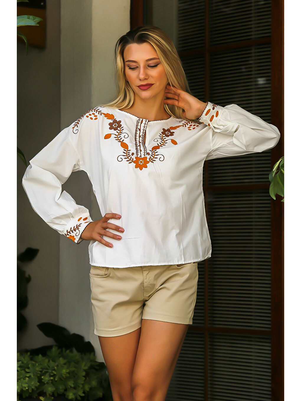 Ekru Patlı Yaka Balon Kol Düğmeli Nakışlı Dokuma Bluz-4