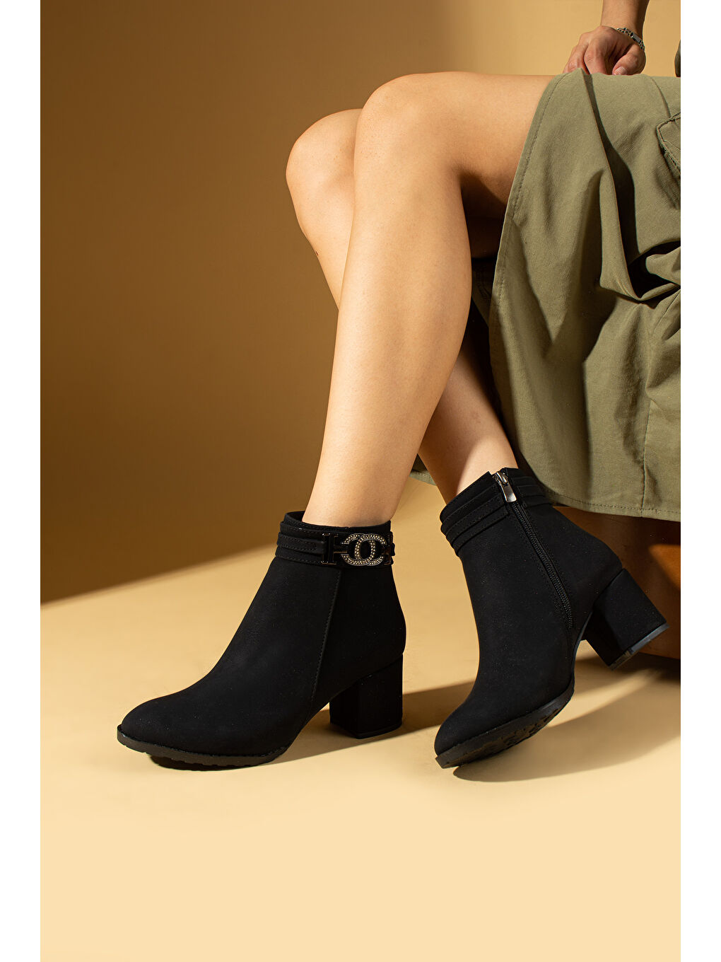 Siyah Taşlı Toka Detaylı Fermuarlı Kalın Topuklu Kadın Bot 82-508-24-1