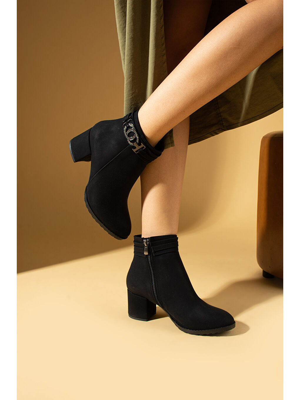 Siyah Taşlı Toka Detaylı Fermuarlı Kalın Topuklu Kadın Bot 82-508-24-2