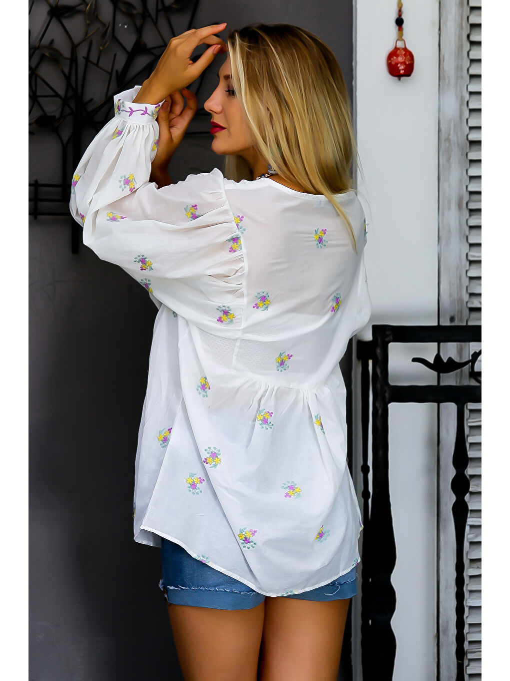 Beyaz Patlı Yaka Balon Kol Düğmeli Nakışlı Dokuma Bluz-1