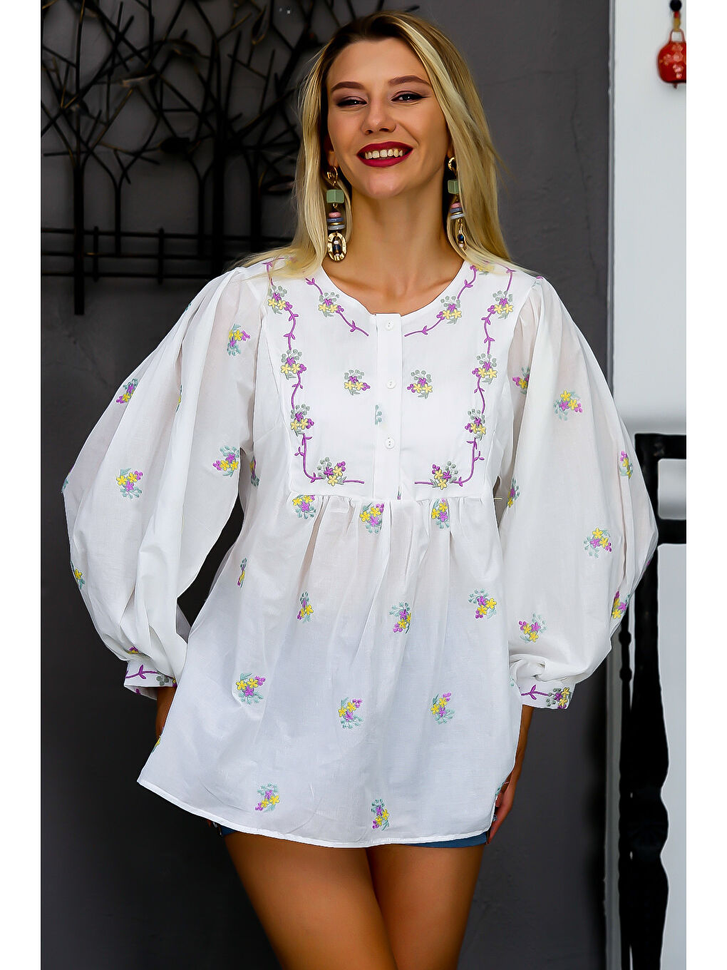 Beyaz Patlı Yaka Balon Kol Düğmeli Nakışlı Dokuma Bluz-2