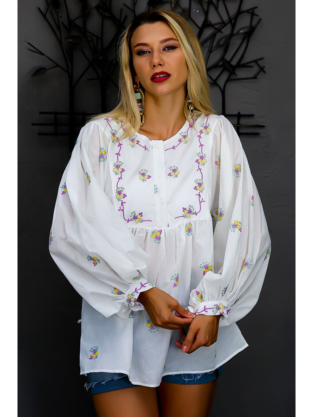Beyaz Patlı Yaka Balon Kol Düğmeli Nakışlı Dokuma Bluz-3