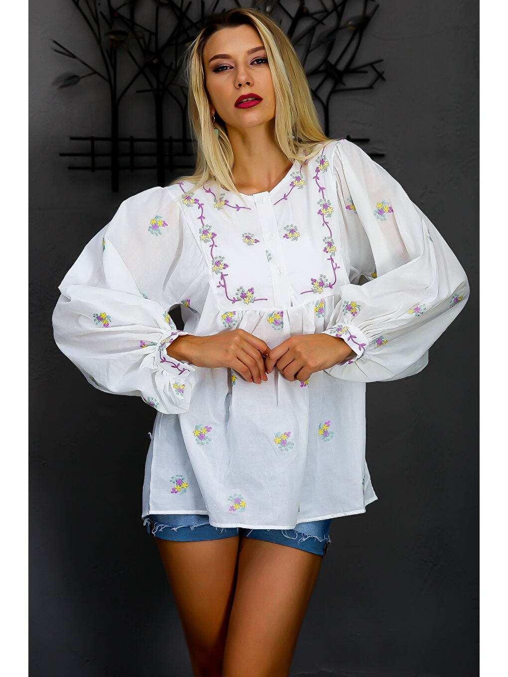 Beyaz Patlı Yaka Balon Kol Düğmeli Nakışlı Dokuma Bluz-4