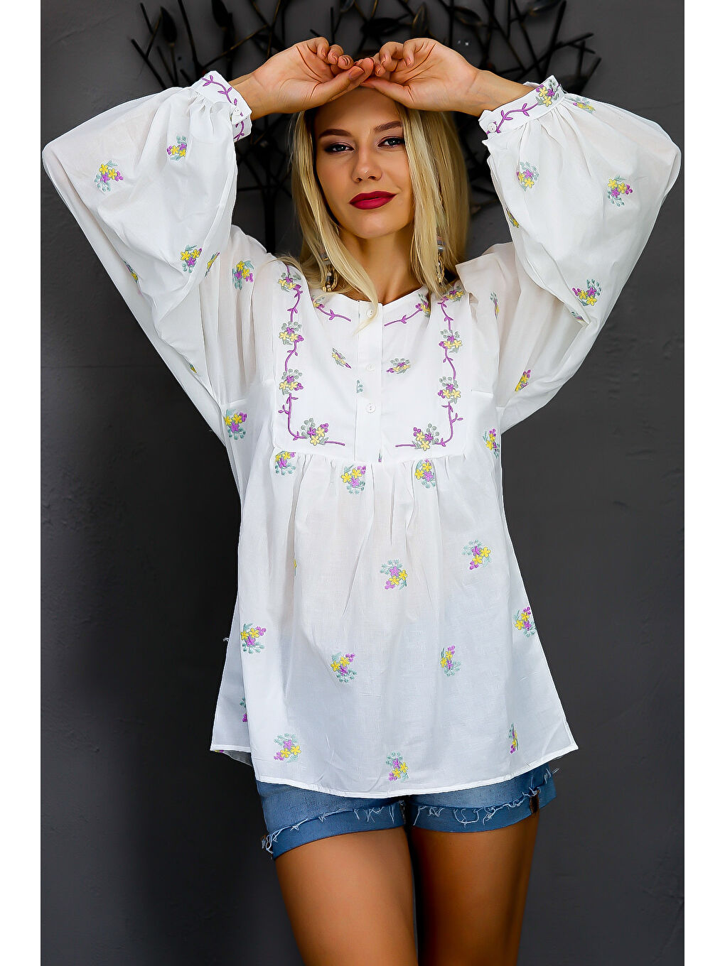Beyaz Patlı Yaka Balon Kol Düğmeli Nakışlı Dokuma Bluz-5
