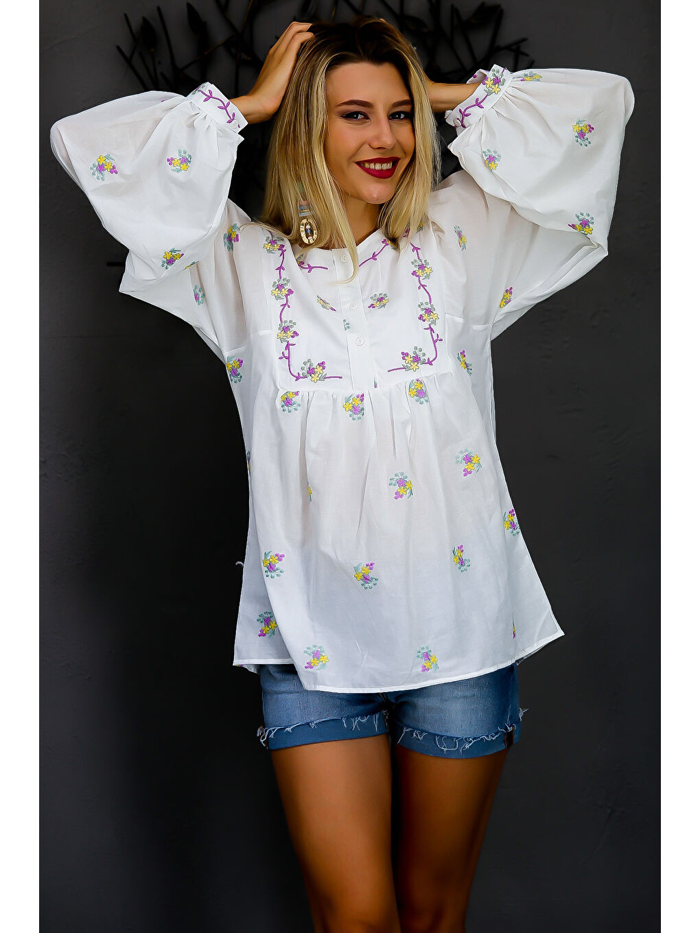 Beyaz Patlı Yaka Balon Kol Düğmeli Nakışlı Dokuma Bluz-6