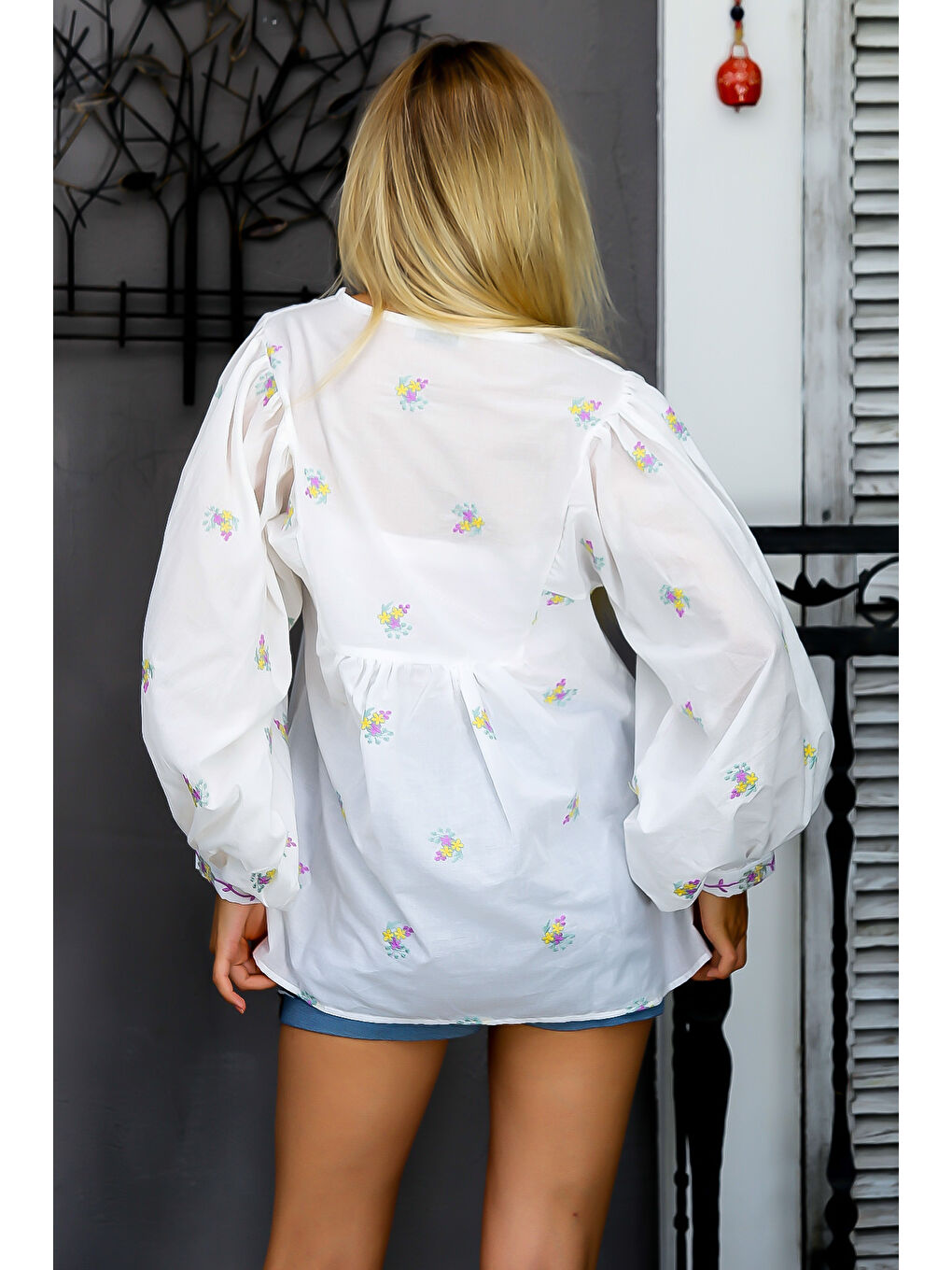 Beyaz Patlı Yaka Balon Kol Düğmeli Nakışlı Dokuma Bluz-7