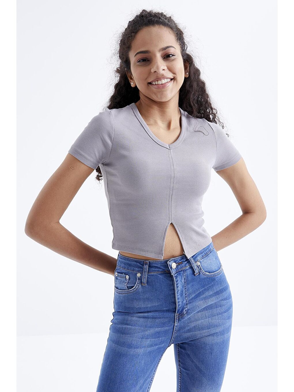 TOMMYLIFE Gri Basic Önü Yırtmaçlı V Yaka Kadın Crop Top T-Shirt - 97206