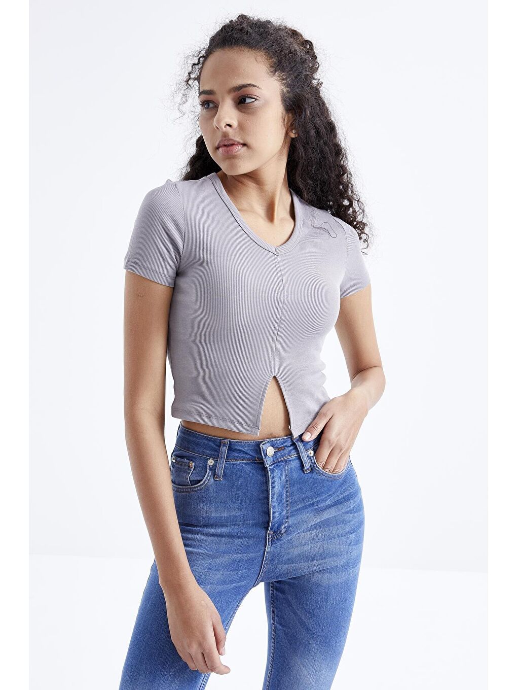 TOMMYLIFE Gri Basic Önü Yırtmaçlı V Yaka Kadın Crop Top T-Shirt - 97206 - 2