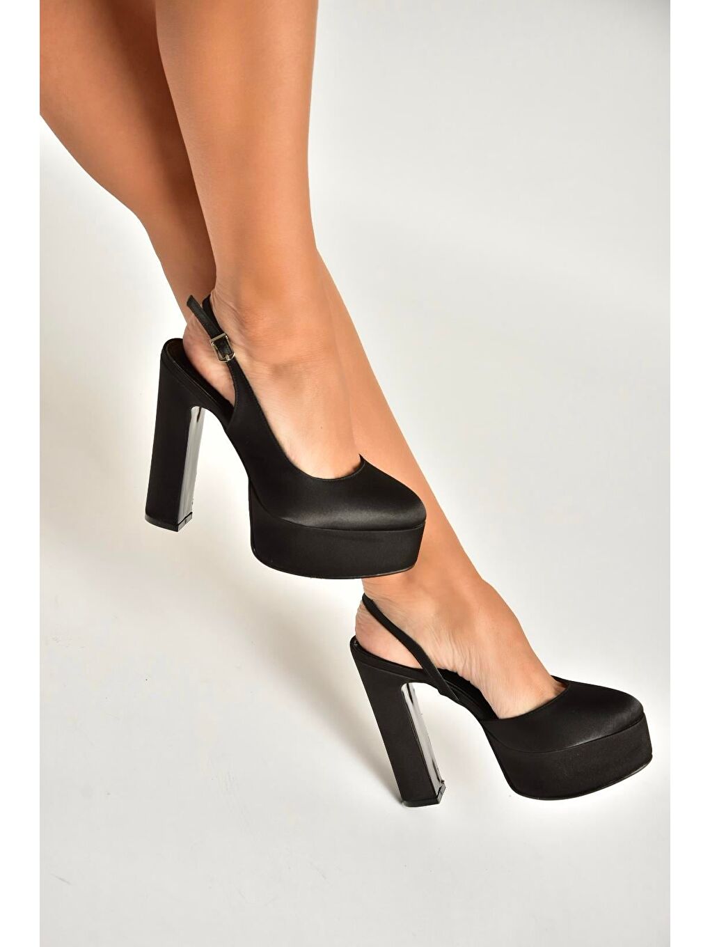 Siyah Kadın Topuklu Ayakkabı Y246195104-2