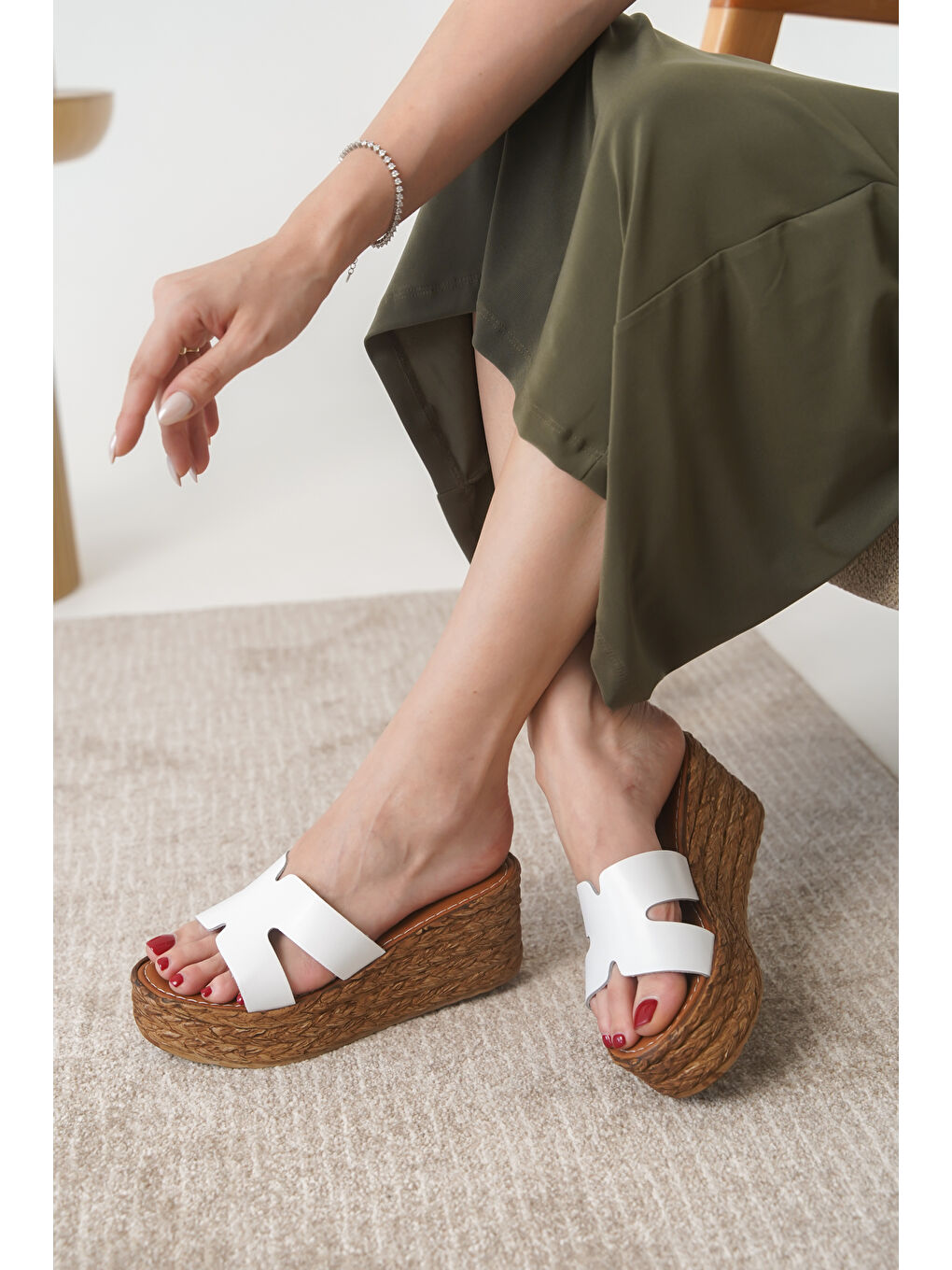 Beyaz D0684 Günlük Ortopedik Hakiki Deri Topuklu Kadın Terlik