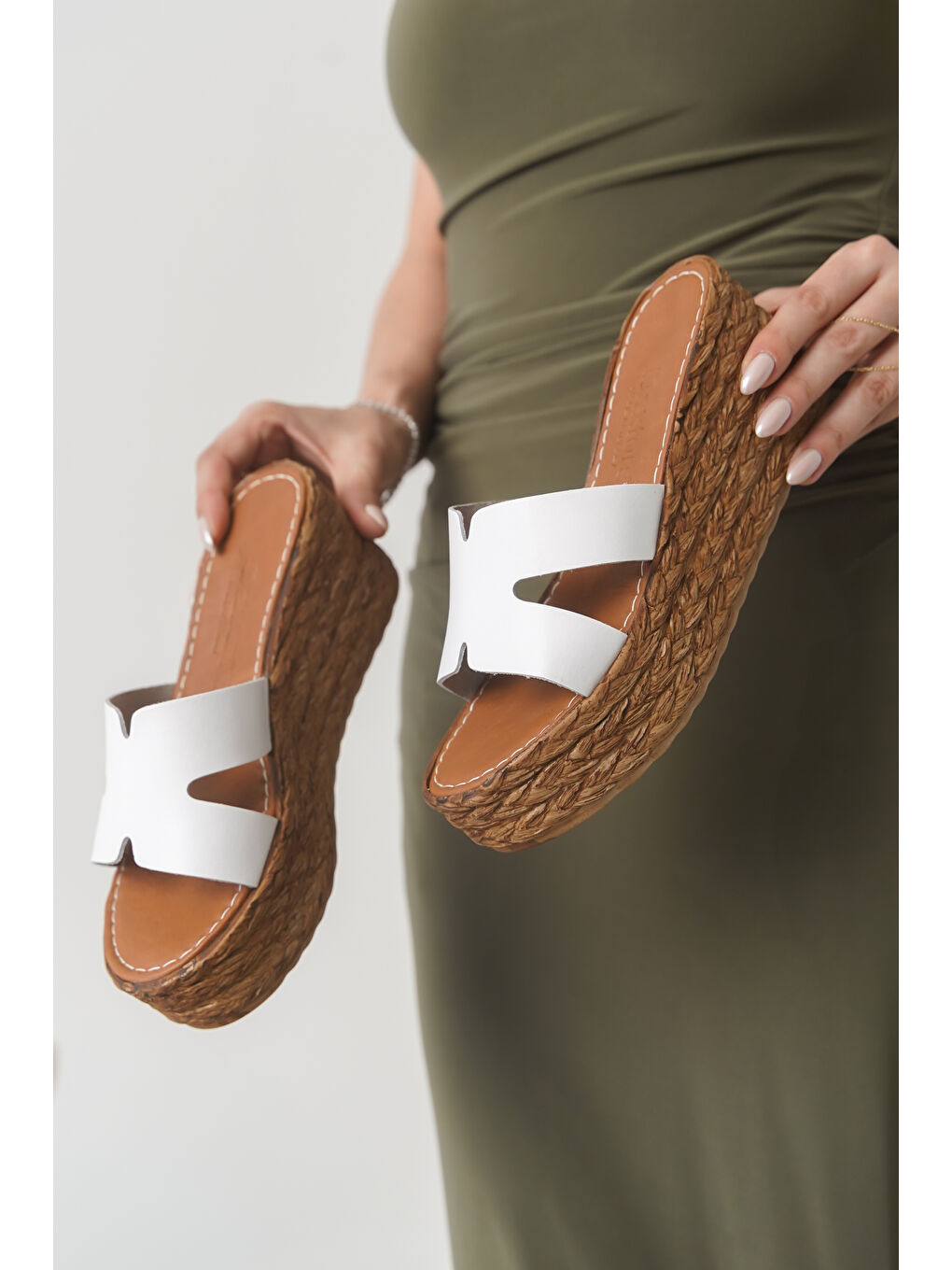 Beyaz D0684 Günlük Ortopedik Hakiki Deri Topuklu Kadın Terlik-1