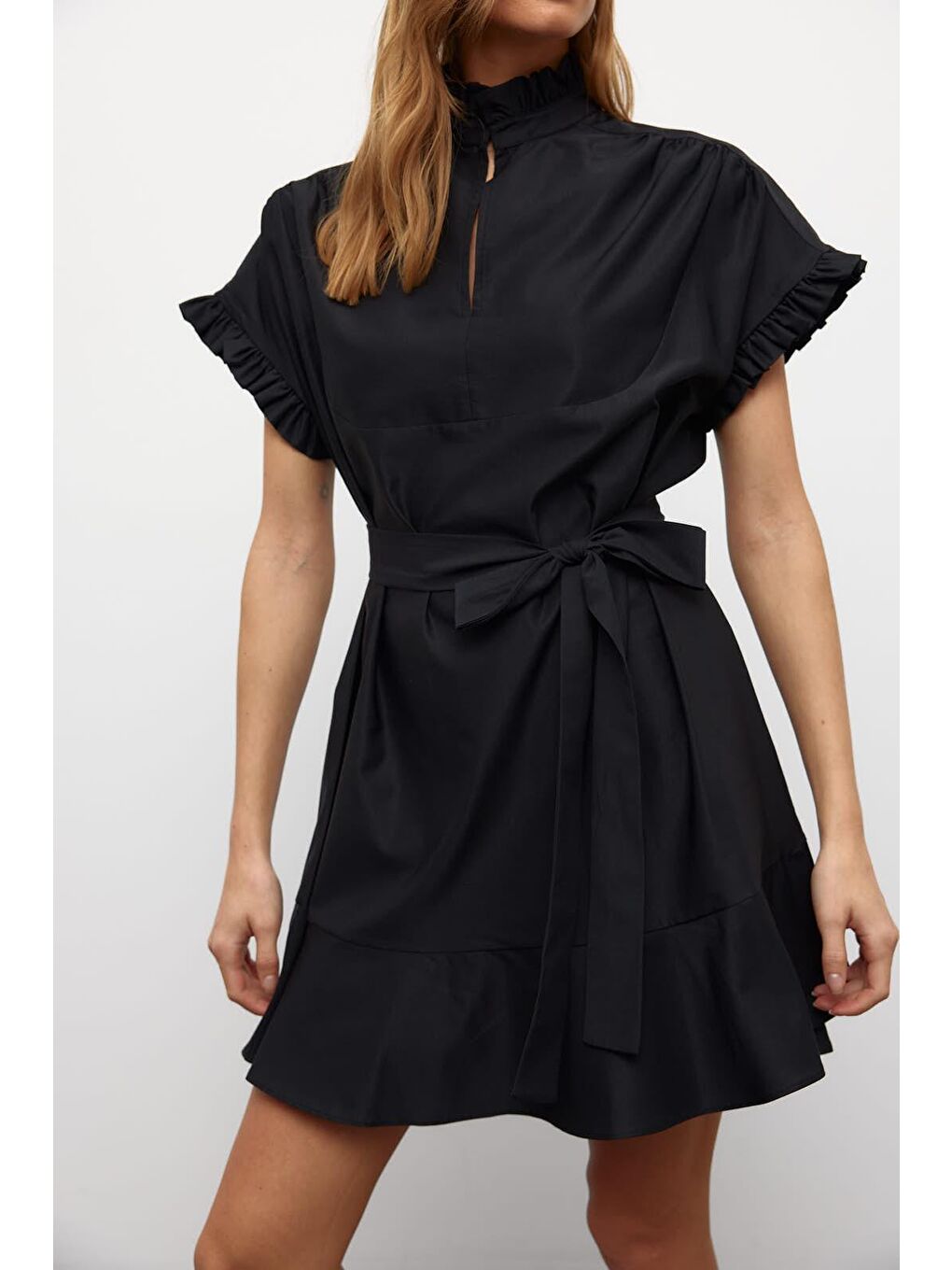 Muni Muni Düz Renk  Kısa Kollu Fırfır Detaylı Kuşaklı Elbise-Siyah-1