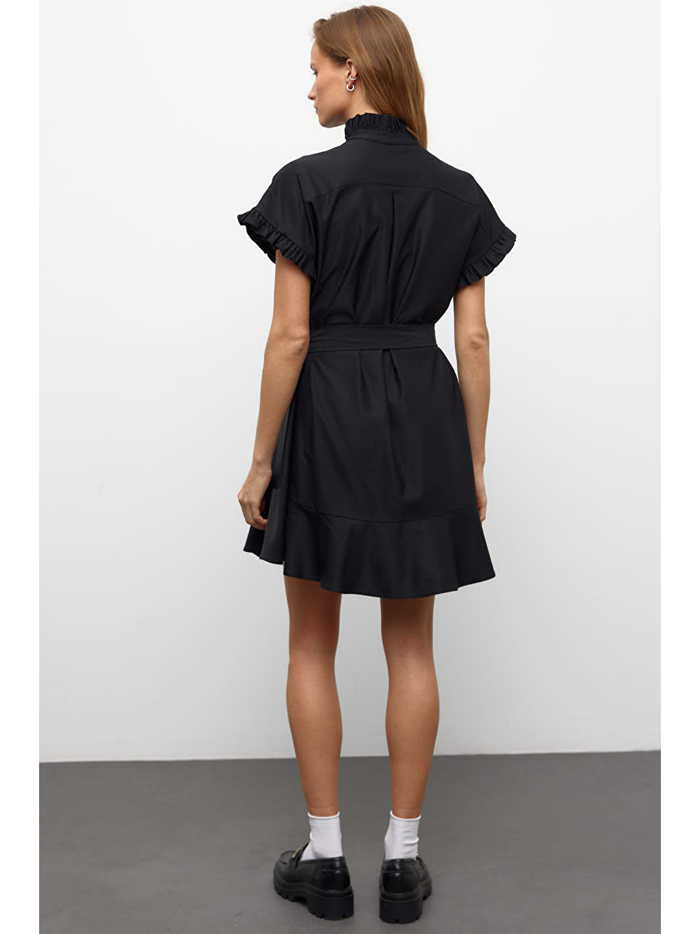 Muni Muni Düz Renk  Kısa Kollu Fırfır Detaylı Kuşaklı Elbise-Siyah-2
